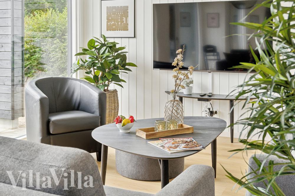 Der er mulighed for hygge i sommerhusets sofaarrangement, når I besøger luksushus nr. 1026