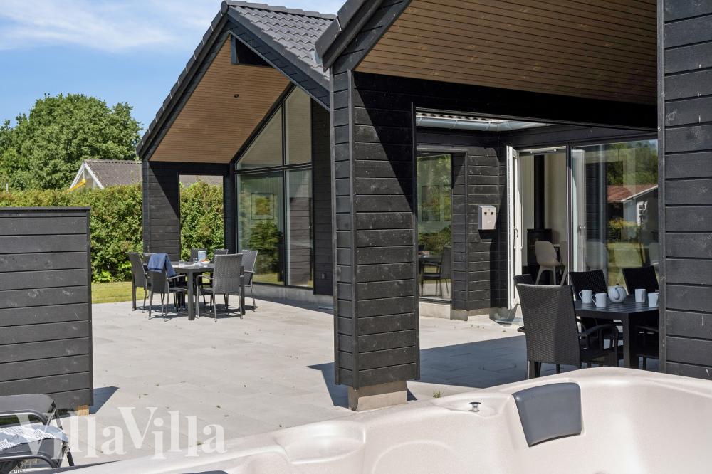 Luksushus nr. 1026 har en dejlig terrasse med gode havemøbler til 14 personer.