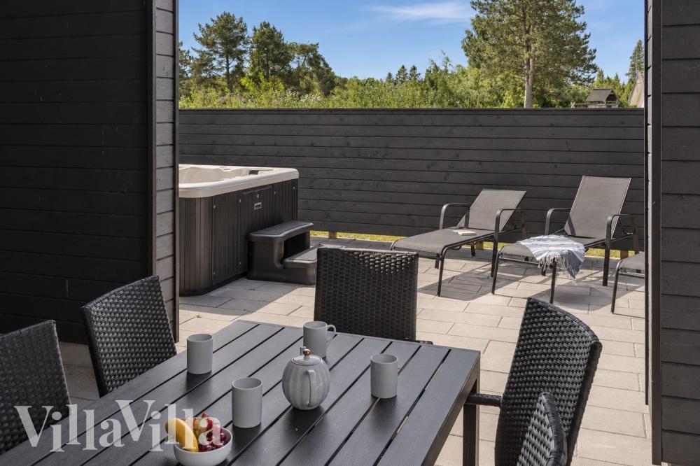 På terrassen i sommerhus nr. 1026 er der plads til 14 personer.