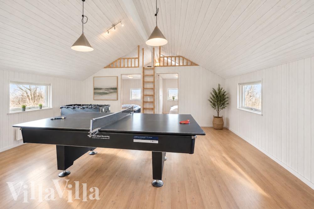 Ud over de mange timer, man kan bruge i husets pool-afdeling, så byder luksushus 1004 også på billard/bordtennis og dart