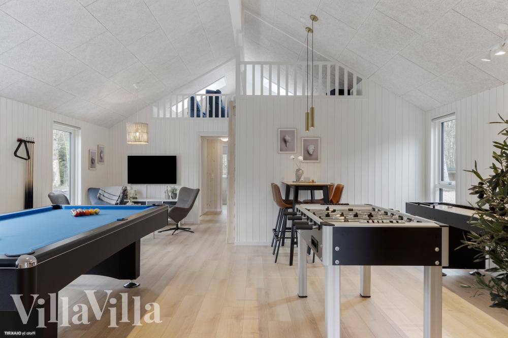 Ud over de mange timer, man kan bruge i husets pool-afdeling, så byder luksushus 1021 også på billard/bordtennis og dart